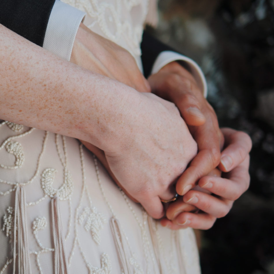 Hand in Hand Hochzeitspaar