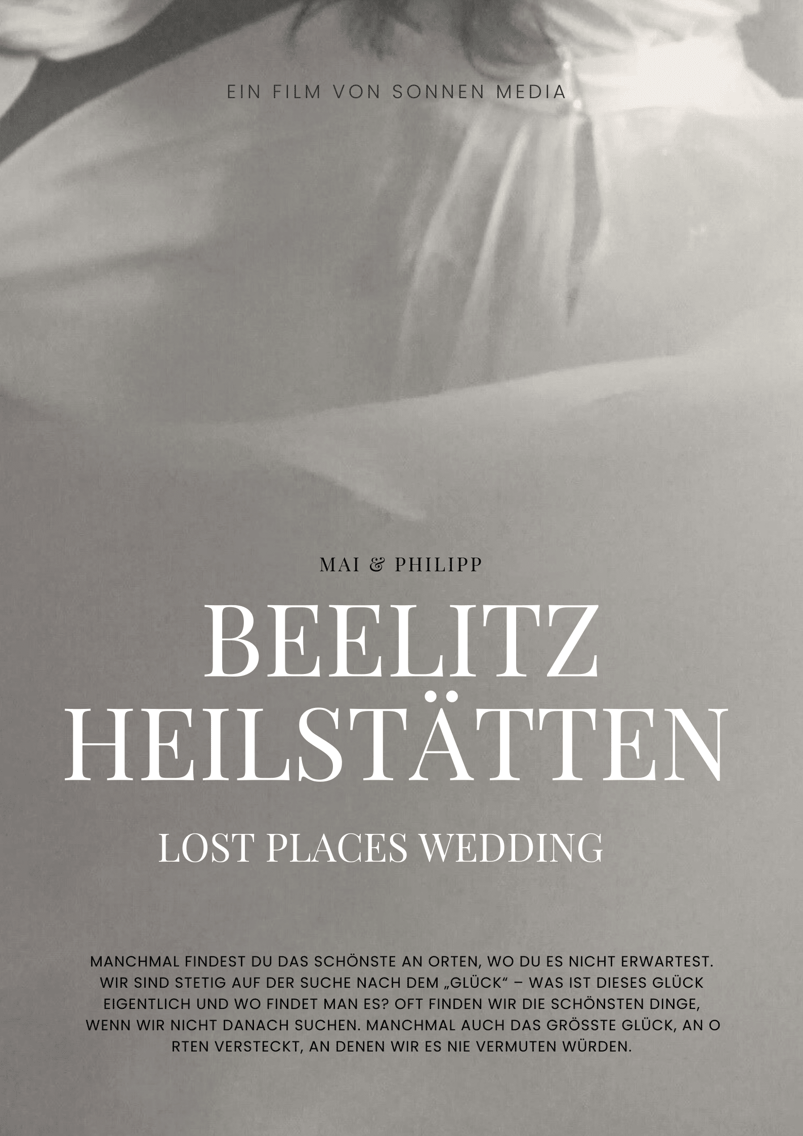 Ein Hochzeitskleid in einer mystischen, verlassenen Kulisse. Die Atmosphäre ist nostalgisch und geheimnisvoll.