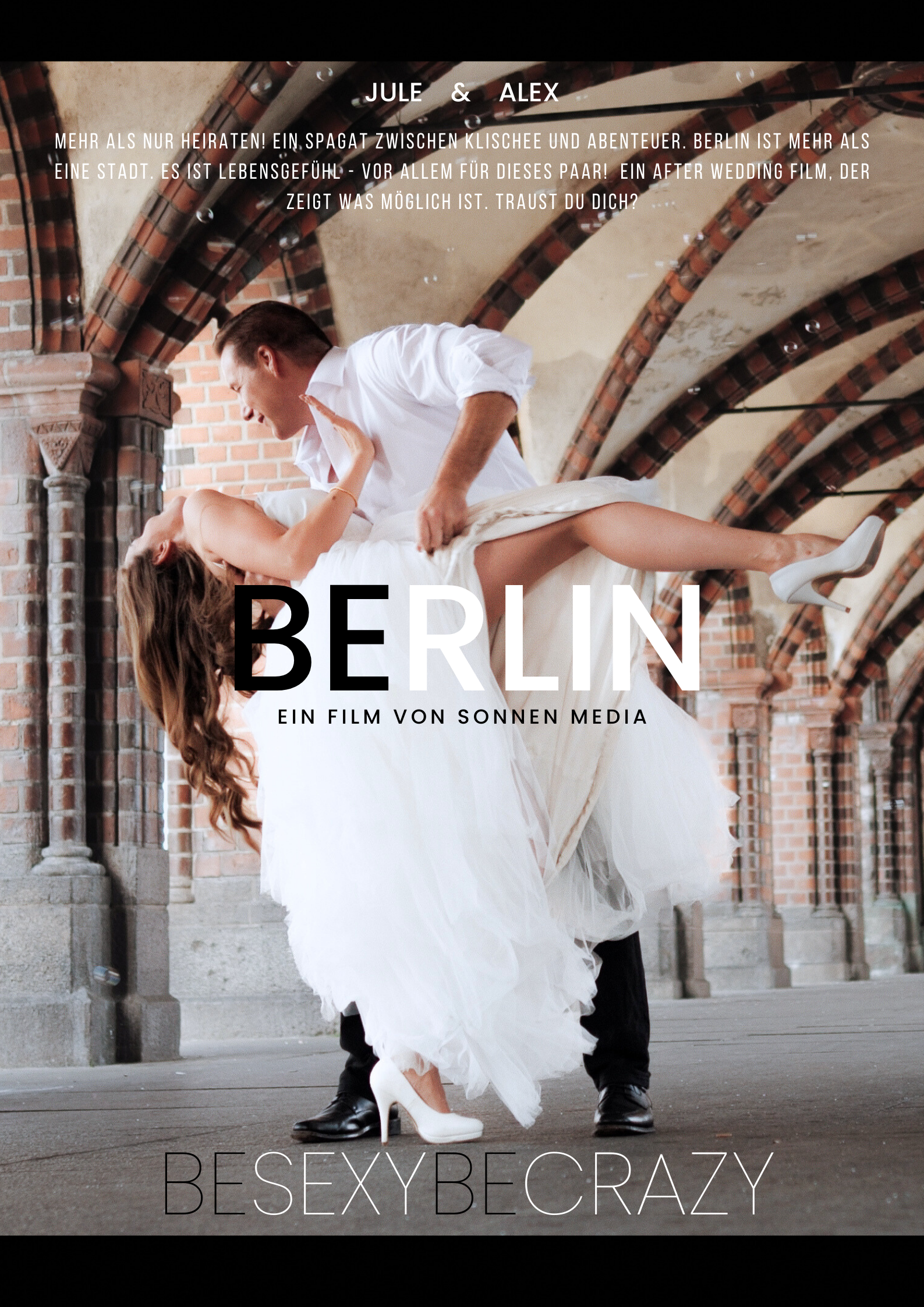 Ein Brautpaar tanzt leidenschaftlich unter den Bögen der historischen Berliner Oberbraumbrücke. Der Bräutigam hält die Braut elegant in einer dramatischen Pose.
