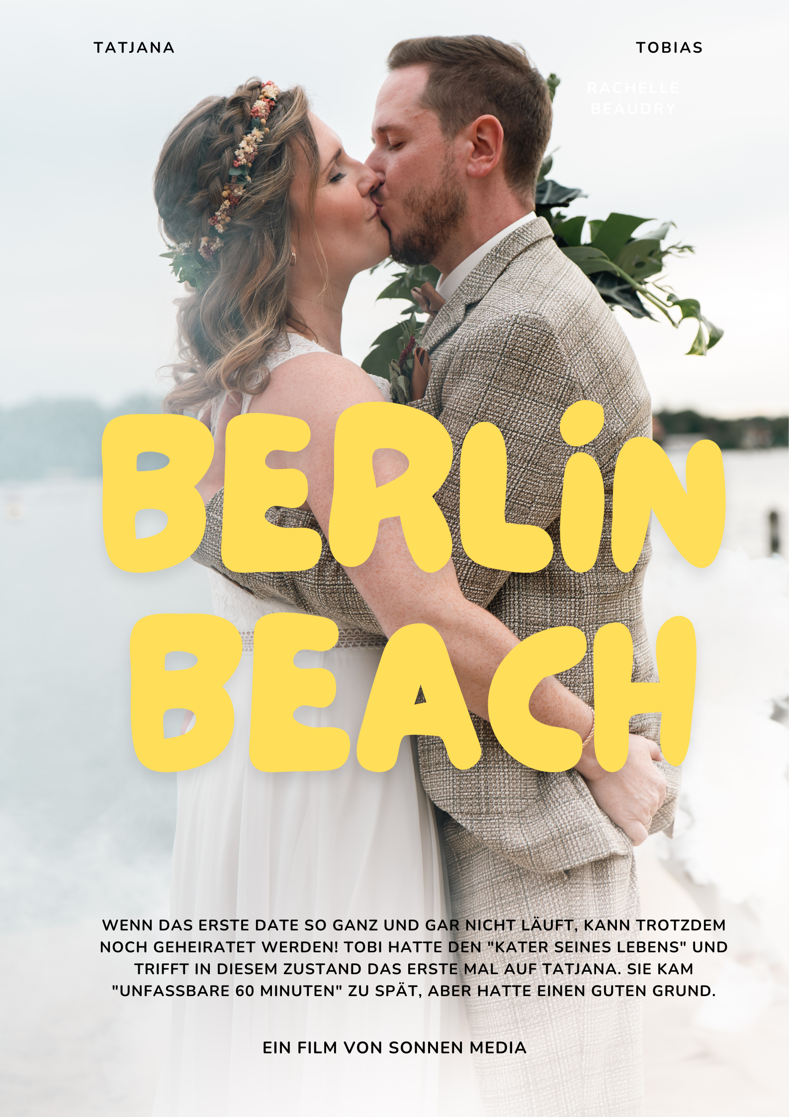 Ein frisch verheiratetes Paar küsst sich am Strand, mit Blumen im Hintergrund. Ein Hochzeitsfilm von Sonnen Media über eine außergewöhnliche Liebesgeschichte.