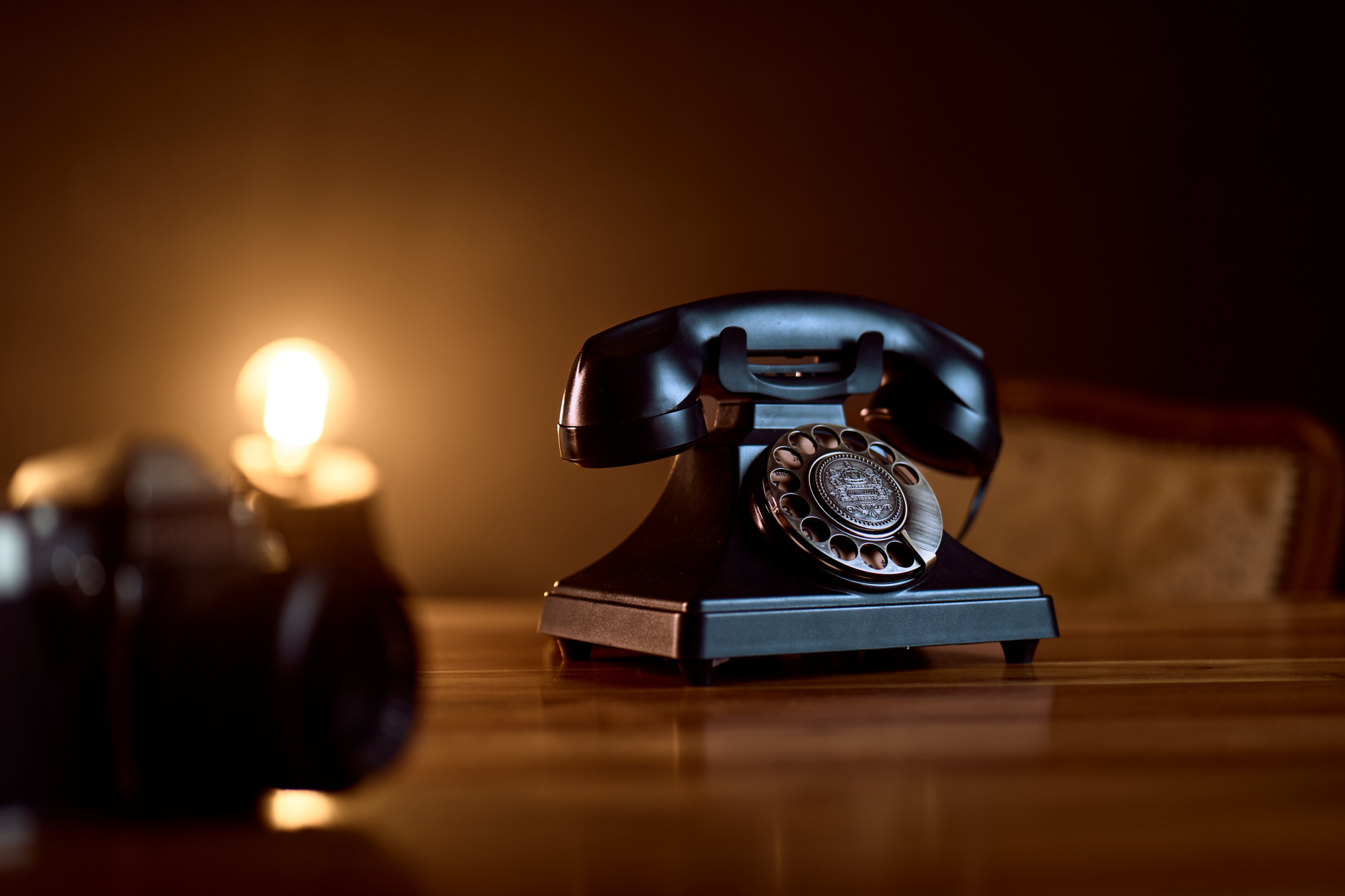 Vintage Telefon als modernes Audio Hochzeitsgästebuch auf einem Holztisch, warm beleuchtet und stilvoll inszeniert.